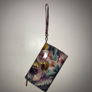 Floral wristlet with many compartments